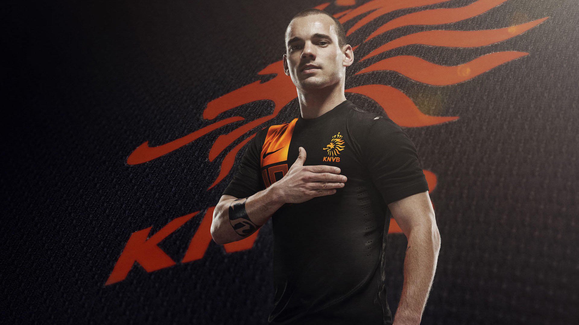 球员在欧冠中凭借定位球技巧帮助球队得分,欧冠用球测评